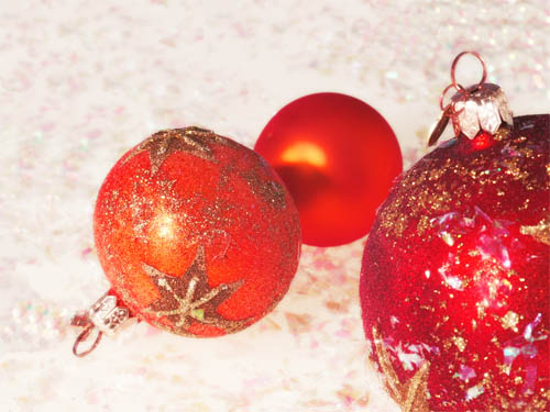 Wallpaper-christmas-ornaments-red-2 in Beautiful Christmas Pictures and Creative Christmas Designs