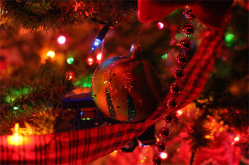 Wallpaper-christmas-tree-ornaments in Beautiful Christmas Pictures and Creative Christmas Designs